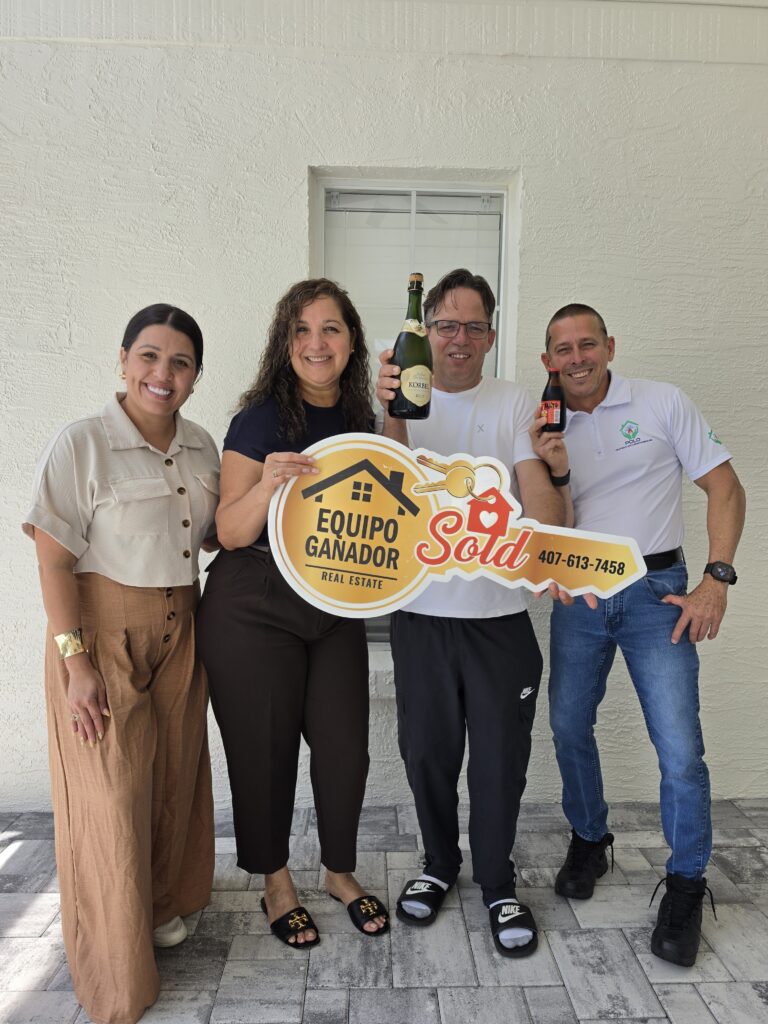 Familia de clientes celebrando el cierre de su casa con Yailyn Homes